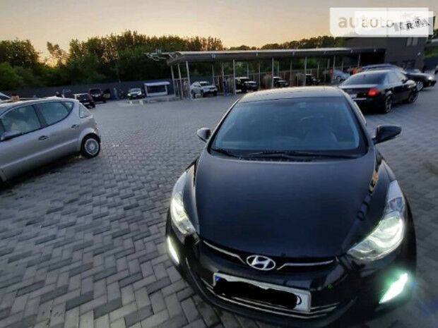 Hyundai Elantra 2012 года