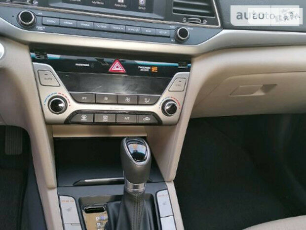 Hyundai Elantra 2017 года