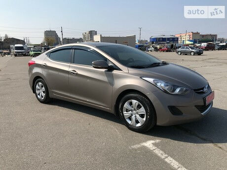 Hyundai Elantra 2013 года