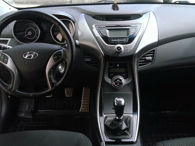 Hyundai Elantra 2012 року