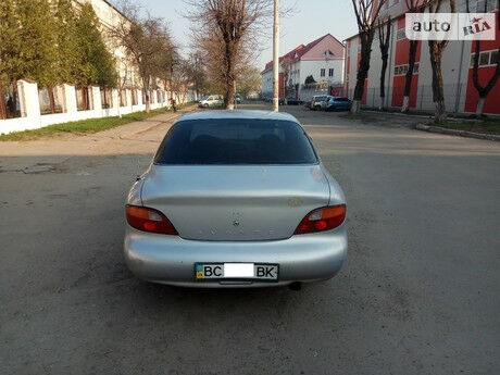 Хендай Лантра 1998 року Hyundai Lantra 1998 року