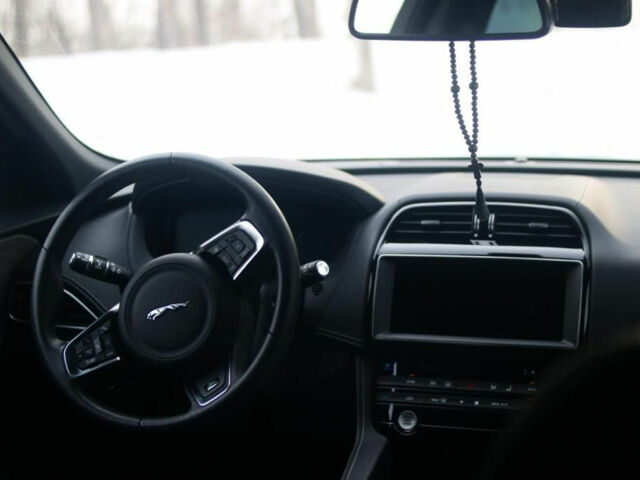Jaguar F-Pace 2017 року
