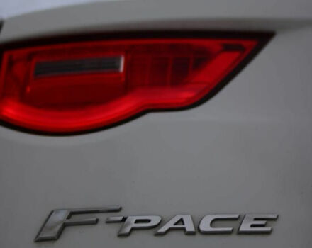 Jaguar F-Pace 2017 року