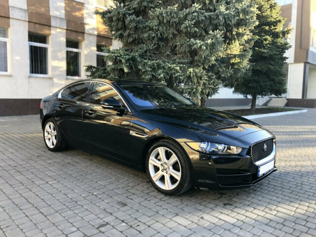 Jaguar XE 2017 року