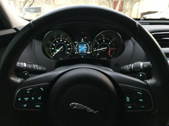 Jaguar XE 2017 року