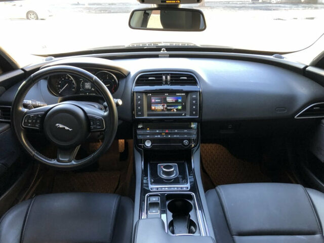 Jaguar XE 2017 року