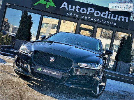 Ягуар XE 2016 року Jaguar XE 2016 року