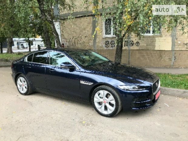 Jaguar XE 2020 года