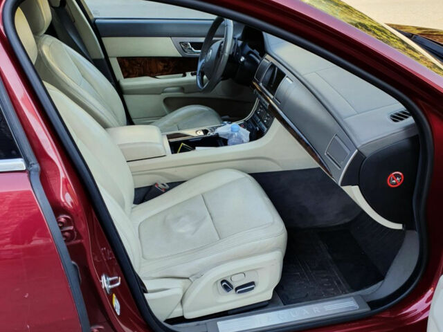 Jaguar XF 2010 року