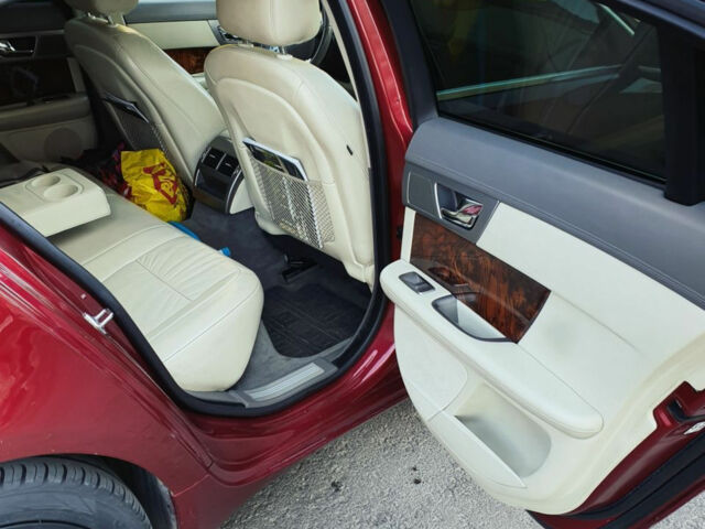 Jaguar XF 2010 года