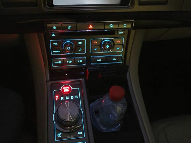 Jaguar XF 2010 року
