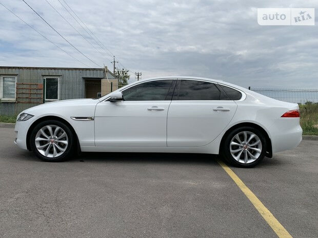 Ягуар ХФ 2017 року Jaguar XF 2017 року