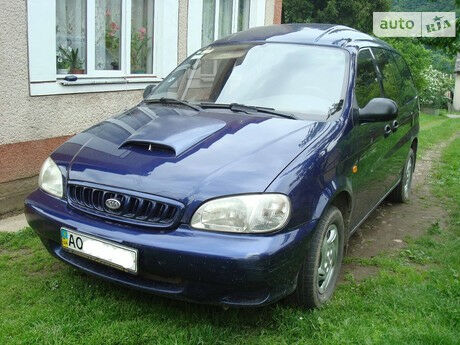 Kia Carnival 2000 года