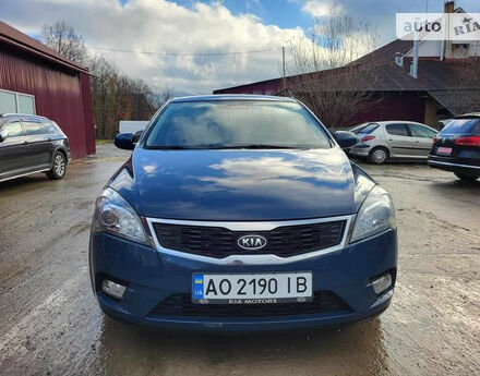 Фото на відгук з оцінкою 4   про авто Kia Ceed 2010 року випуску від автора “Микола” з текстом: Автомобілем володію 4 роки , з - корозія задніх дверей, , відклеюється торпеда біля лобового, жор...