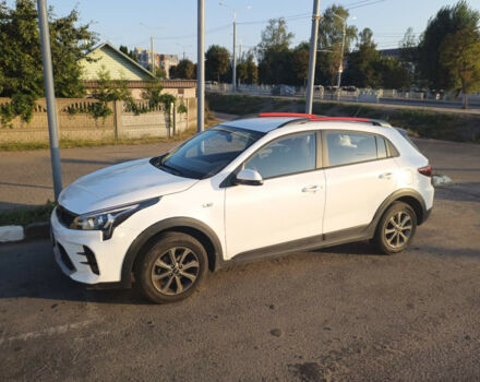 Фото на відгук з оцінкою 5   про авто Kia Rio 2022 року випуску від автора “1459996” з текстом: Автомобиль не большой, но решает любые задачи. Габариты помогают парковаться в тесных
местах особ...