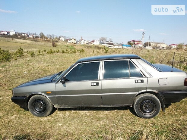 Лянча Призма 1987 года Lancia Prisma 1987 года
