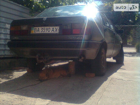 Лянча Призма 1987 года Lancia Prisma 1987 года