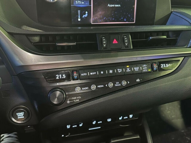 Lexus ES 2018 року
