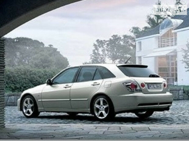Лексус ИС 2003 року Lexus IS 2003 року