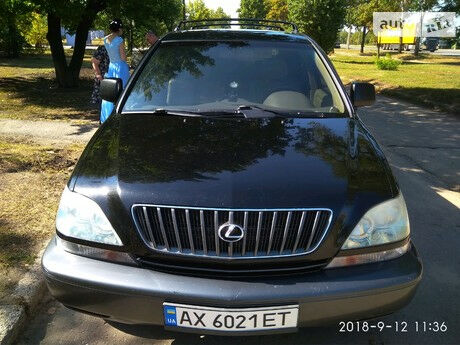Лексус RX 300 1999 року Lexus RX 300 1999 року