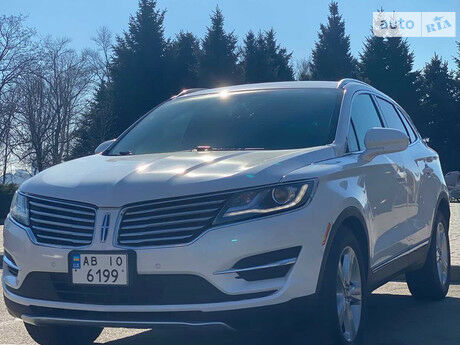 Линкольн МКС 2015 року Lincoln MKC 2015 року