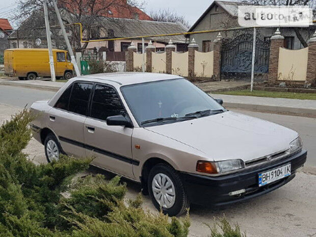 Mazda 323 1992 року