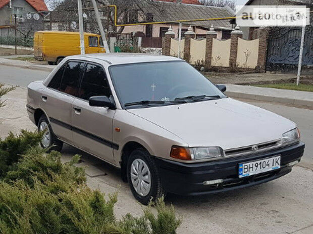 Mazda 323 1992 року