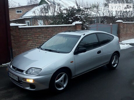 Мазда 323 1996 року Mazda 323 1996 року