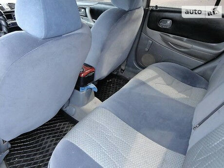 Мазда 323 1999 року Mazda 323 1999 року