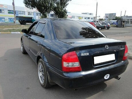 Мазда 323 1997 року Mazda 323 1997 року