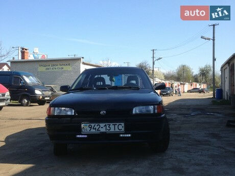 Мазда 323 1994 року Mazda 323 1994 року