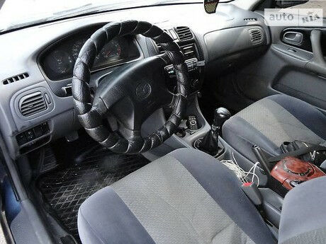 Мазда 323 1998 року Mazda 323 1998 року