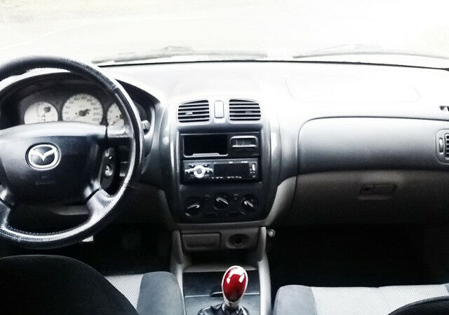Mazda 323 2003 року