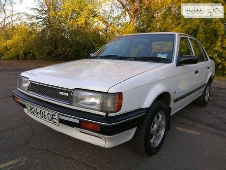 Mazda Familia 1987 року