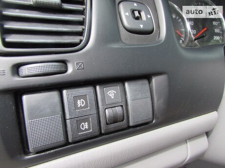 Мазда МПВ 2000 года Mazda MPV 2000 года