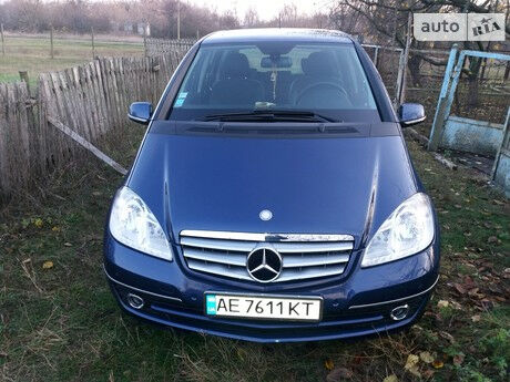 Мерседес А 180 2011 года Mercedes-Benz A 180 2011 года