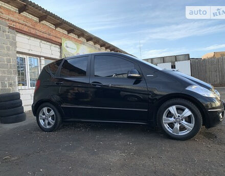 Фото на відгук з оцінкою 4.2   про авто Mercedes-Benz A 180 2010 року випуску від автора “Сергей” з текстом: Компактная машина, достаточно удобная, небольшой расход топлива. На ней можно легко ехать в дальн...