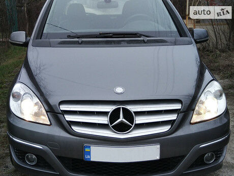Мерседес Б 180 2009 року Mercedes-Benz B 180 2009 року