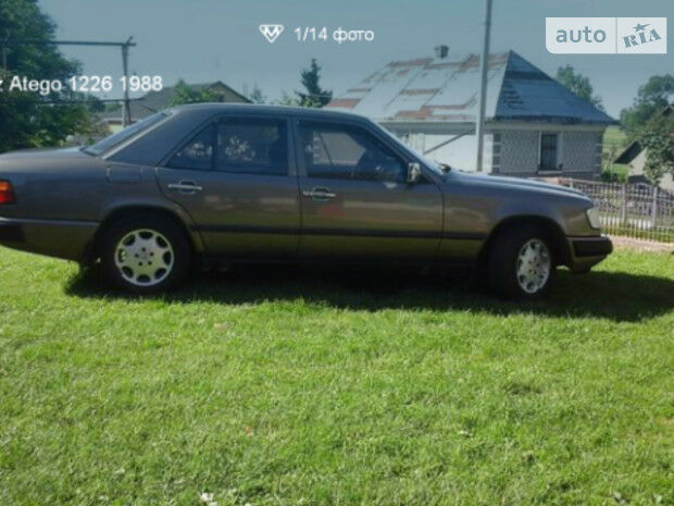 Мерседес E 200 1989 року Mercedes-Benz E 200 1989 року