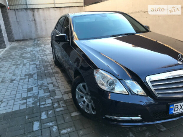 Мерседес E 200 2011 року Mercedes-Benz E 200 2011 року