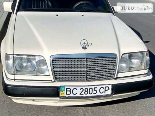 Мерседес E 200 1995 року Mercedes-Benz E 200 1995 року