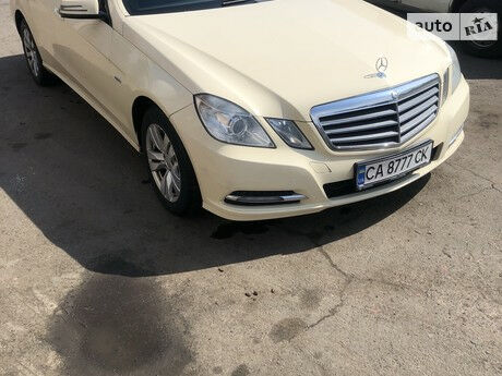 Мерседес E 200 2011 року Mercedes-Benz E 200 2011 року