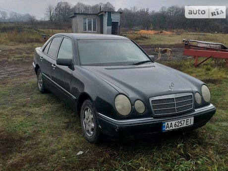 Мерседес E 200 1997 року Mercedes-Benz E 200 1997 року