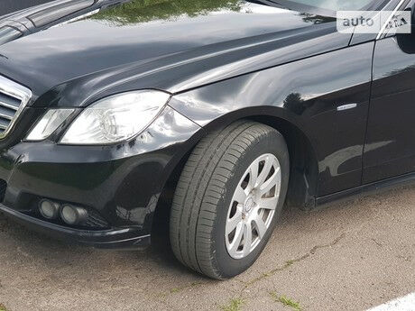 Мерседес E 200 2010 року Mercedes-Benz E 200 2010 року