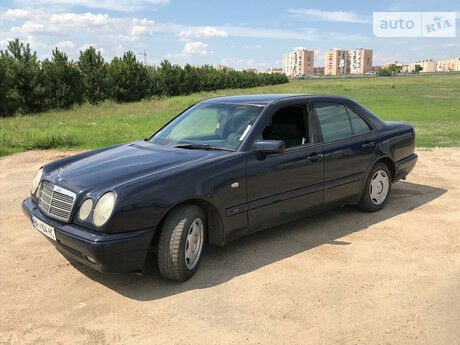 Мерседес E 200 1998 року Mercedes-Benz E 200 1998 року