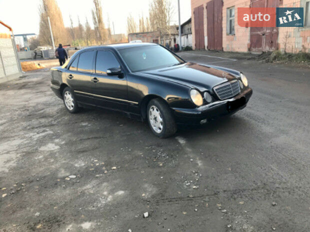 Мерседес E 220 2000 года Mercedes-Benz E 220 2000 года