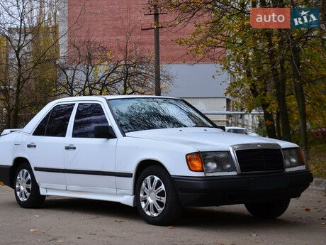 Мерседес E 220 1991 года Mercedes-Benz E 220 1991 года