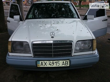 Мерседес E 220 1987 года Mercedes-Benz E 220 1987 года