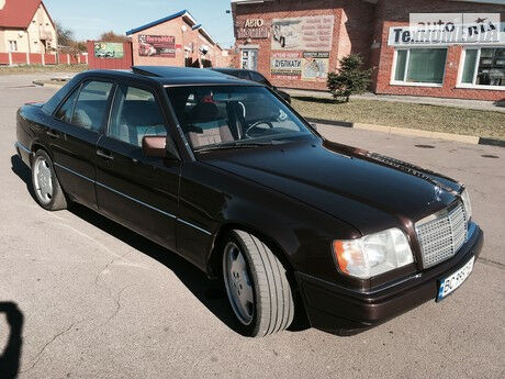 Мерседес E 220 1992 року Mercedes-Benz E 220 1992 року