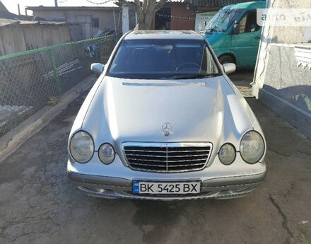 Mercedes-Benz E 220 2001 року